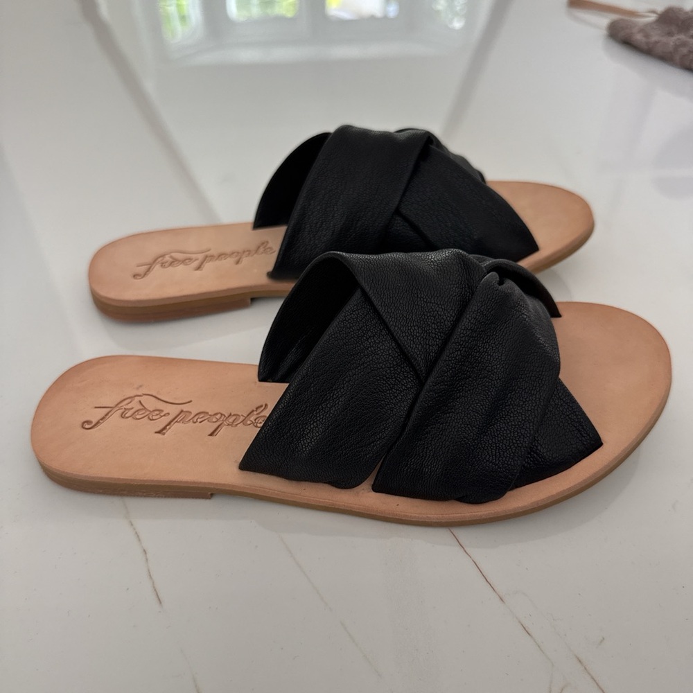 Free People  CRISS-CROSS FRONT SLIDES
Size 37 medium, US size 6 1/2
Price $68 - Picture 4 of 5